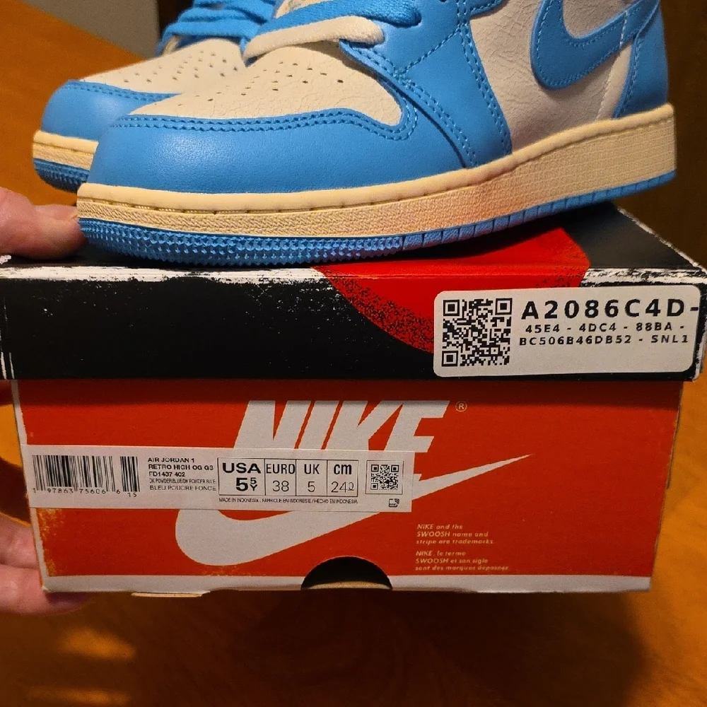 Nike Air High-Tops in Blue and White - Picture 3 of 8